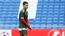 Gelandang Bayern Munchen, James Rodriguez mengikuti latihan di Stadion Santiago Bernabeu di Madrid (30/4). Pada leg pertama Munchen takluk atas Madrid 2-1 di Allianz Arena, Jerman.  (AFP Photo/Christof Stache)