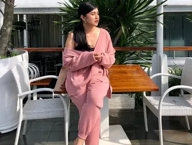 Presenter kelahiran 8 Oktober 1991 ini dikenal setelah turut serta dalam membawakan acara Eat Bulaga Indonesia pada 2012 lalu. Bianca Liza cukup dikenal dengan penampilannya yang simpel di setiap kesempatan. (Liputan6.com/IG/@bibiancaliza)