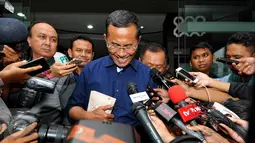 Dahlan Iskan memberikan keterangan pers usai menjalani pemeriksaan di Kejaksaan Agung, Jakarta, Rabu (17/6/2015). Dahlan diperiksa sebagai saksi kasus dugaan korupsi pengadaan 16 mobil listrik di 3 perusahaan milik BUMN. (Liputan6.com/Yoppy Renato)