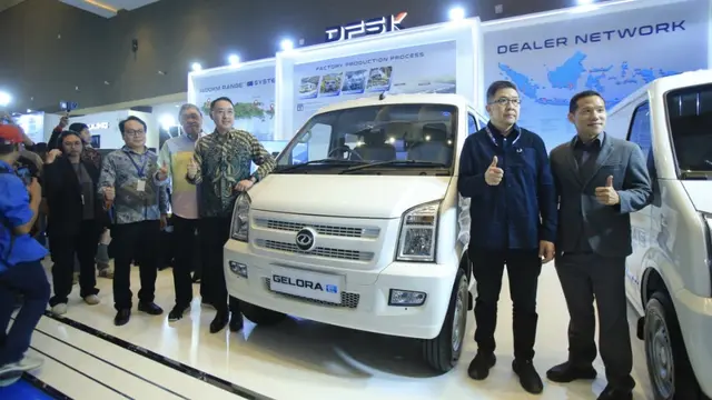 Jajaran Manajemen PT Sokonindo Automobile Berpose Bersama DFSK Gelora E di PEVS 2026
