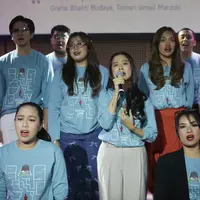 Pemeran memperkenalkan Home Sweet Loan The Musical saat peluncuran di Jakarta, Kamis (6/8/2026). Adaptasi dari novel karya Almira Bastari ini akan dipentaskan dalam 23 pertunjukan pada 30 September hingga 18 Oktober 2026 di Graha Bhakti Budaya, Taman Ismail Marzuki, Jakarta, dengan menghadirkan lima lagu orisinal karya Idgitaf sebagai bagian dari pengembangan cerita. (KLY/ Budy Santoso)
