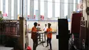 Barang-barang milik warga dikeluarkan dari dalam rumah sebelum pembokaran bangunan di kawasan Semper Timur, Cilincing, Jakarta Utara, Selasa (8/11/2022). PT Cibitung Tanjung Priok Port Tollways (CTP Tollways) sebagai Badan Usaha Jalan Tol (BUJT) mencatat progres pembebasan lahan untuk seksi 4 sepanjang 7,28 km telah mencapai 100% dan ditargetkan pembangunannya selesai pada akhir tahun 2022. (Liputan6.com/Herman Zakharia)