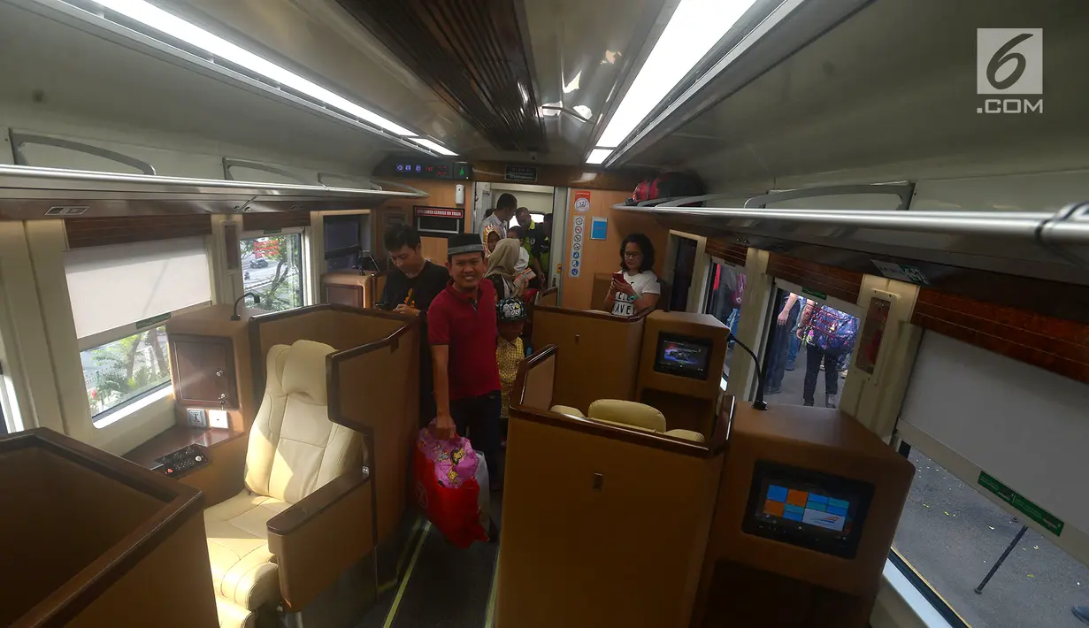 Suasana saat pemudik menaiki  kereta sleeper di Stasiun Gambir, Jakarta, Selasa (12/6). Pengguna jasa layanan kelas luxury jenis sleeper ini juga akan mendapat layanan makan, minum, dan snack secara gratis. (Merdeka.com/Imam Buhori)