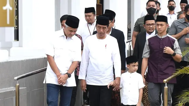 Presiden Joko Widodo atau Jokowi dan Gubernur Jawa Tengah saat hendak Sholat Jumat di Masjid Sheikh Zayed, Kota Surakarta, Jawa Tengah, Jumat (7/4/2023).