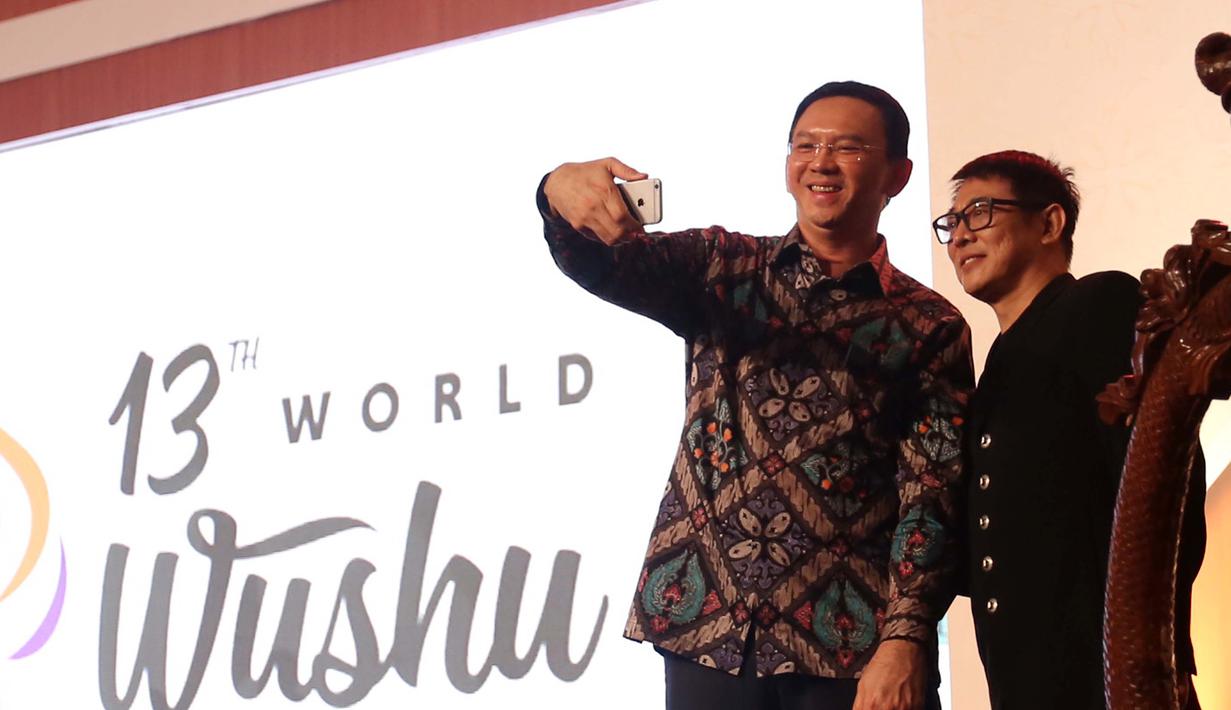 Bintang Film Jet Li (kanan) bersama Gubernur DKI Jakarta, Basuki Tjahaja Purnama melakukan foto selfie pada Pembukaan Kejuaraan Dunia Wushu 2015 di JCC, Senayan, Jakarta, Jumat (13/11/2015). (Bola.com/Nicklas Hanoatubun).