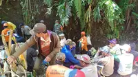 Tim Sar mencari korban longsor di Desa Tamansari, kecamatan Ampelgading, kabupaten Malang. (Dian Kurniawan/Liputan6.com)