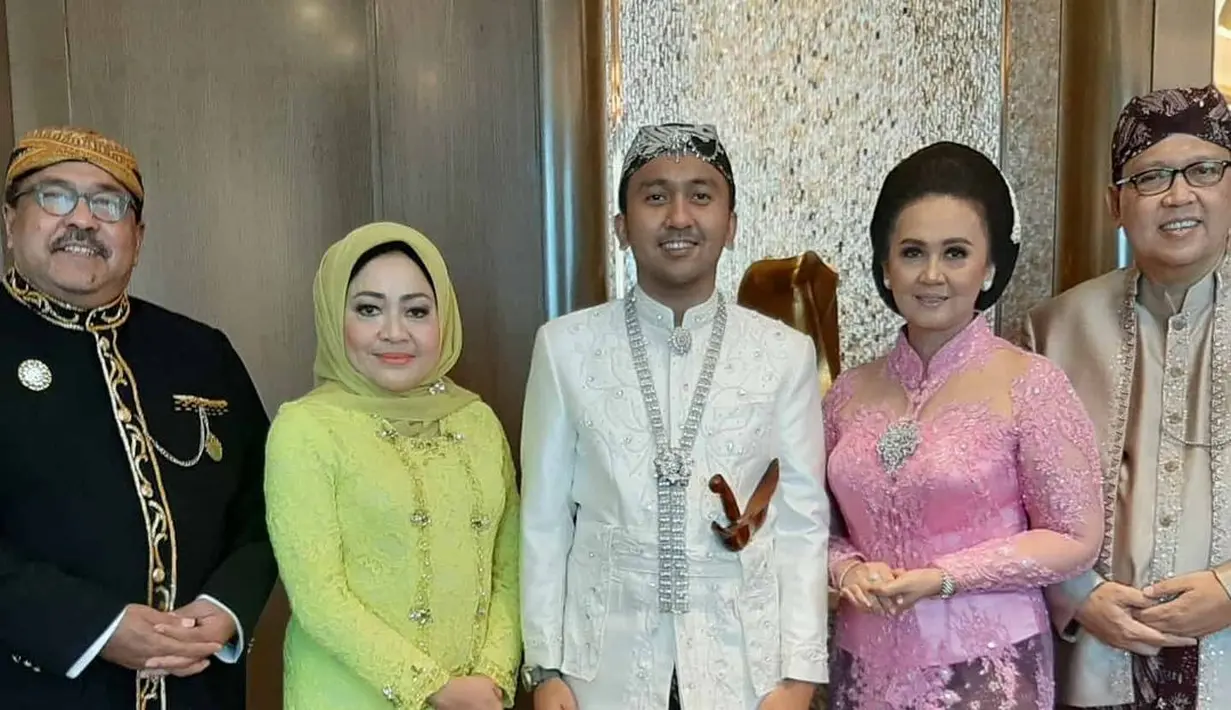 Kebaya brokat warna hijau lime dengan detail beads minimalis, dipadukan Dewi dengan hijab warna senada. Sementara untuk bawahan, ia memilih kain batik coklat. [@dewiranokarno].