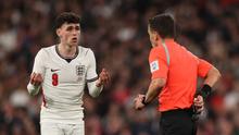 Pemain Timnas Inggris, Phil Foden, memprotes wasit dalam pertandingan persahabatan internasional melawan Jepang di Wembley Stadium, Rabu (1/4/2026) dini hari WIB. (Adrian Dennis / AFP)