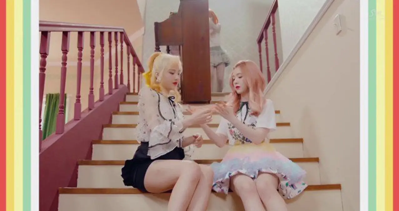 	Kekerasan yang terlihat di videoklip Russian Roulette yang menggunakan konsep lolita (Naver)