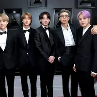 Boyband BTS saat hadir perdana pada perhelatan Grammy Awards 2019 di Staples Center, Los Angeles, Minggu (10/2). Selain masuk nominasi, BTS juga akan tampil di atas panggung sebagai penampil dan pembaca pemenang. (Neilson Barnard/Getty Images/AFP)