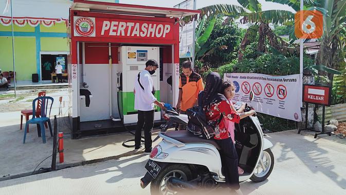 Warga mengisi bahan bakar di Pertahsop, Desa Kemingking Dalam, Kecamatan Taman Raja, Kabupaten Muaro Jambi, Jambi. (Liputan6.com/Gresi Plasmanto)