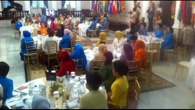 Ada hal tak biasa di Kantor Kementerian Luar Negeri, Pejambon, Jakarta, Jumat (28/8/2015). Istri dari para Menteri Kabinet Kerja terlihat berkumpul di Gedung Pancasila.  Para istri menteri ini berkumpul untuk menghadiri sosialisasi keprotokolan. Acara ter