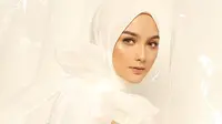 Penampilan cantik aktris kelahiran 23 April 1994 ini tak hanya saat memakai busana kekinian saja, namun juga saat pakai outift serba putih. (Liputan6.com/IG/@citraciki)