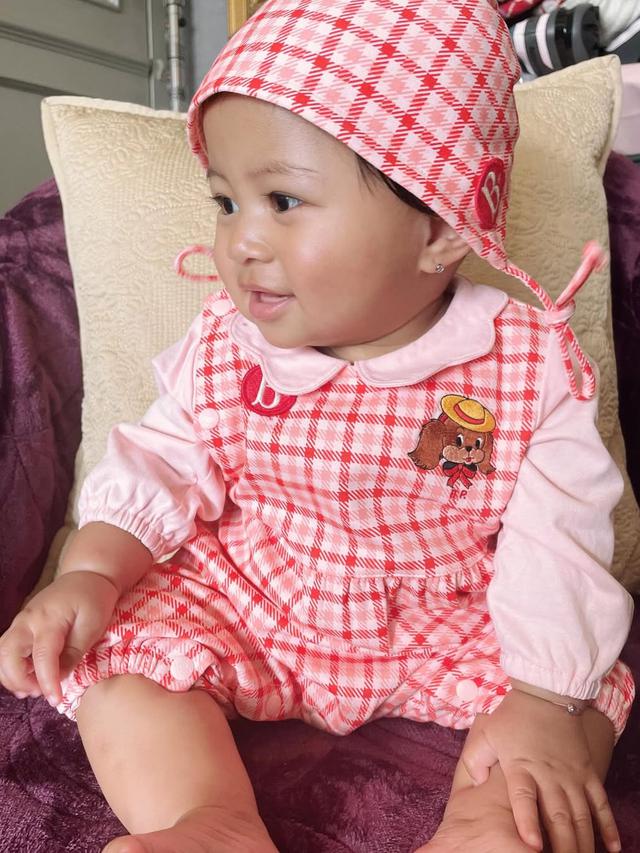 Potret gemas Lily pakai baju kotak-kotak (credit: instagram/raffinagita1717)