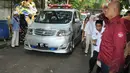 Dengan sikap tegap, salah satu simpatisan memberikan penghormatan kepada jenazah Alm Suhardi sesaat sebelum meninggalkan  kantor DPP Partai Gerindra, Jakarta, (29/8/2014). (Liputan6.com/Helmi Fithriansyah)