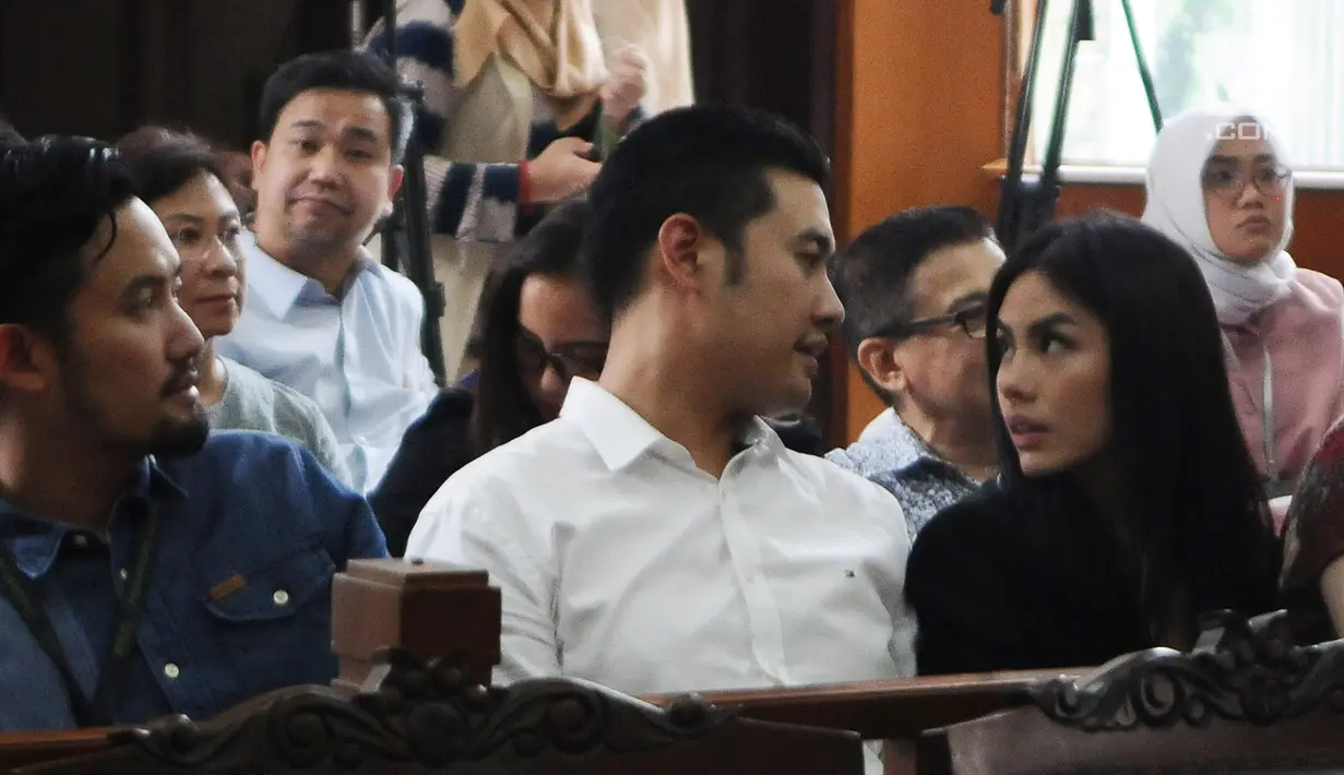 Terdakwa kasus penggguna kokain Richard Muljadi berbincang dengan kerabatnya di Pengadilan Negeri Jakarta Selatan, Kamis (28/2). Richard divonis 1 tahun 6 bulan dengan dipotong masa tahanan untuk rehablitasi. (Liputan6.com/Herman Zakharia)