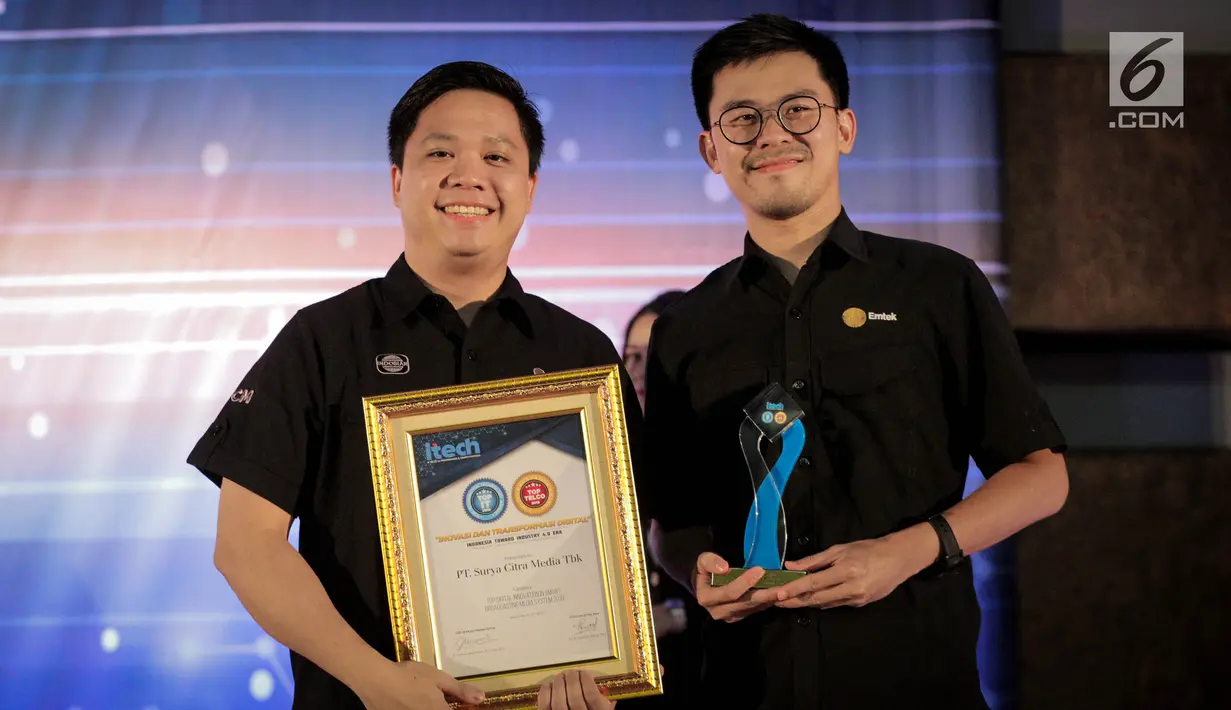 Deputy Director Programming SCTV David Suwarto dan GM Business Development EMTEK Edward Mulianto foto bersama usai menerima penghargaan TOP IT & TELCO 2019 di Jakarta, Rabu (27/3). Penghargaan ini diberikan menyikapi tren perkembangan IT dan TELCO dengan pemutkhiran.(Liputan6.com/Faizal Fanani)