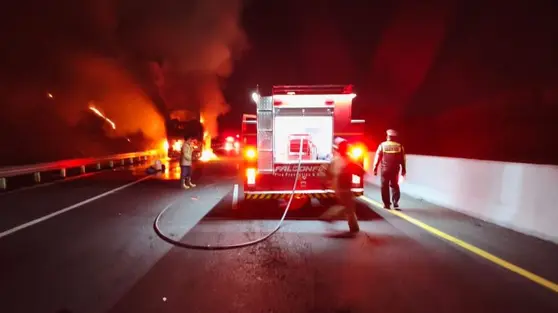 Detik-detik Bus Tingkat Gunung Harta Terbakar di Tol Madiun