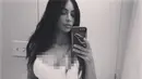 Kim Kardashian pun tak kalah cantik dan seksi dengan mirror selfienya meski sudah miliki 3 anak, lho! (instagram/kimkardashian)