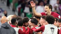 Pemain Qatar merayakan gol Akram Afif ke gawang Iran pada semifinal Piala Asia 2023 di Al Thumama Stadium, Doha, Rabu (7/2/2024) malam WIB. (AFP/Giuseppe Cacace)