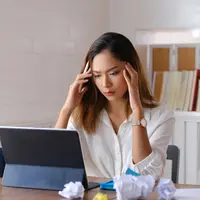 Seorang wanita yang lelah dan stres akibat pekerjaan. (ijeab/depositphotos.com)