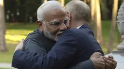 Putin menyambut Modi di kediamannya dengan pelukan hangat.  (Gavriil Grigorov, Sputnik, Kremlin Pool Photo via AP)