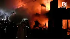 Akibat puntung rokok yang mengenai botol berisi bensin belasan rumah di kawasan padat penduduk di Pulp Gadung hangus terbakar. Kebakaran juga mengjanguskan beberapa kendaraan milik warga
