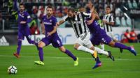 Striker Juventus Gonzalo Higuain mendapat pengawalan dari bek Fiorentina Vincent Laurini pada laga Serie A di Allianz Stadium, Turin, Rabu (20/9/2017). (AFP/Alberto Pizzoli)