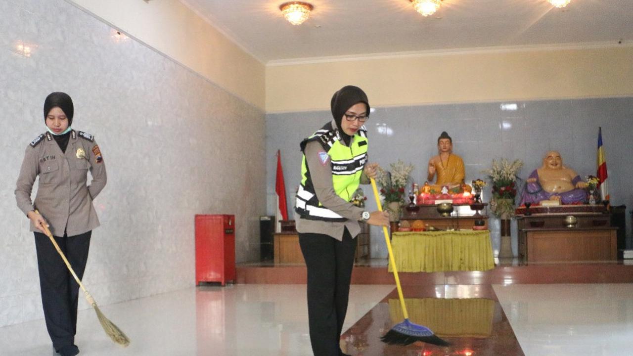Polwan Polres Kebumen membersihkan ruang dalam Vihara Maha Dhana, Kebumen. (Liputan6.com/Polres Kebumen/Muhamad Ridlo)
