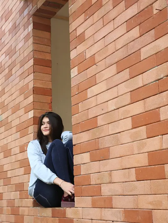 "Aku berperan sebagai Karmila. Anaknya lurah, dia anak kuliahan, anak orang kaya," kata Agatha di Studio Persari, kawasan Jagakarsa, Jakarta Selatan, Jumat (28/7). (Bambang E. Ros/Bintang.com)