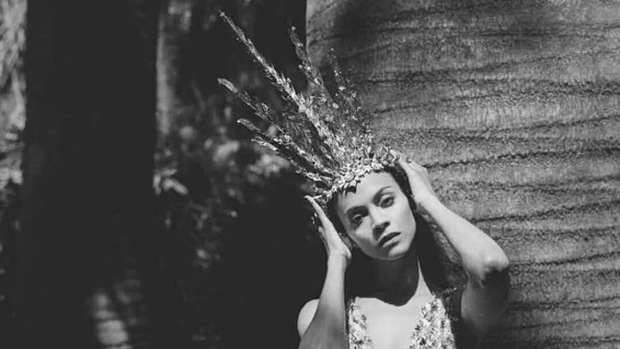 Zoe Saldana Menggunakan Mahkota dari Rinaldy A Yunardi