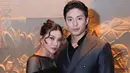 Sarwendah mengenakan long dress hitam blink-blink model semi transparan pada bagian pundak dan lengan. Didampingi kekasihnya, Gio yang mengenakan setelan jas. [@sarwendah29]