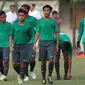 Pemain Timnas Indonesia U-16 bersiap melakukan latih tanding melawan PersijaPusat U-16 di Lapangan Atang Sutresna, Jakarta, Selasa (4/7). Latih tanding ini persiapan akhir jelang Piala AFF U-15 Thailand, 9-22 Juli. (Liputan6.com/Helmi Fithriansyah)