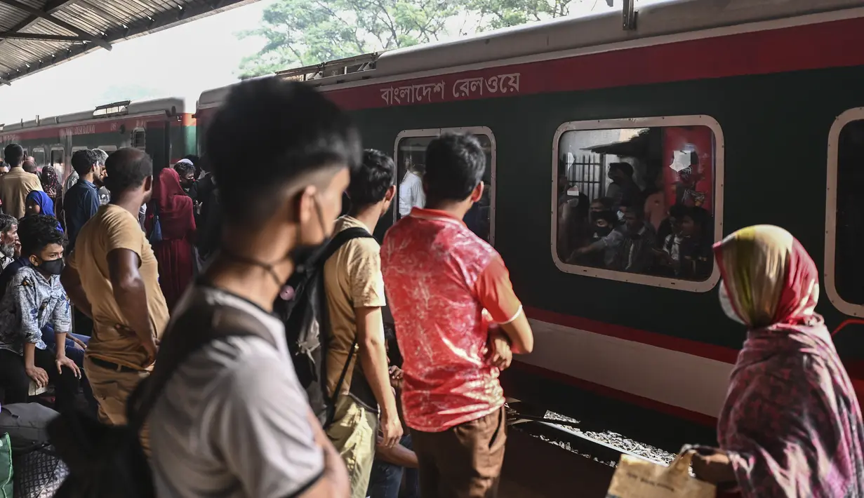 <p>Orang-orang yang pulang untuk merayakan Idul Fitri, yang menandai berakhirnya bulan suci Ramadhan, menunggu di peron untuk naik kereta api di stasiun kereta Bandara Dhaka di Dhaka pada 29 April 2022. (AFP/Munir uz Zaman)</p>