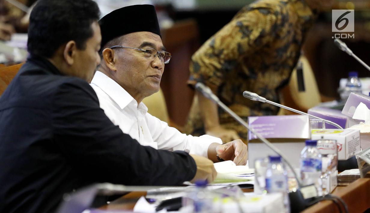 Menteri Pendidikan dan Kebudayaan Muhadjir Effendy menyampaikan paparan dalam rapat kerja dengan Komisi X DPR di Kompleks Parlemen, Senayan, Jakarta, Rabu (4/9/2019). Rapat membahas Rencana Kerja dan Anggaran Kementerian dan Lembaga (RKAKL) Tahun 2020. (Liputan6.com/Johan Tallo)