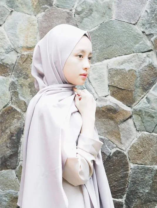 Bagi sebagian besar remaja kini, siapa yang tak kenal dengan selebgram cantik, Gita Savitri. Hijab Gita Savitri bahkan menjadi inspirasi bagi netizen. Seperti gaya hijab yang ia kenakan seperti ini. Simpel dan tetap modis. (Liputan6.com/Instagram/@gitasav)
