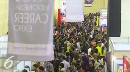 Suasana di Indonesia Career Expo 2016 di Balai Kartini, Jakarta, Sabtu (15/10). Banyaknya pencari kerja merupakan imbas perlambatan perekonomian yang diperdiksi terjadi dalam dua tahun ke depan. (Liputan6.com/Angga Yuniar)
