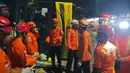 Proses evakuasi dilakukan oleh tim gabungan dari Basarnas, Polri, Jasa Marga, dan PMI, yang berakhir sekitar pukul 04.00 WIB. Tampak dalam foto, personel dari Badan Nasional Pencarian dan Pertolongan (Basarnas) Semarang melakukan evakuasi korban kecelakaan bus di Exit Tol Krapyak Kota Semarang, Jawa Tengah, Senin (22/12/2025) dini hari. (Foto: Basarnas Semarang)