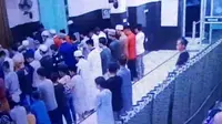 Tangkapan layar sekelompok pemuda ancam badik jemaah masjid (Liputan6.com/Istimewa)