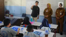 Gibran langsung menuju salah satu kelas untuk meninjau uji coba makan bergizi gratis. (merdeka.com/Arie Basuki)