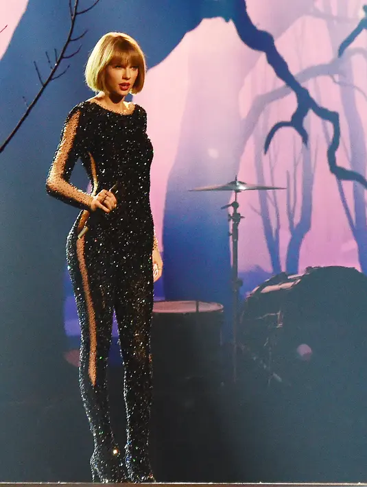 Penyanyi berusia 26 tahun ini nampaknya begitu menikmati liburannya bersama Calvin Harris. (AFP/Bintang.com)