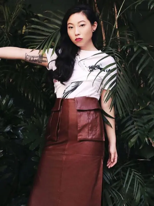 6 Pesona Awkwafina, Aktris Berdarah Asia Pertama yang Menangkan Golden Globe 2020