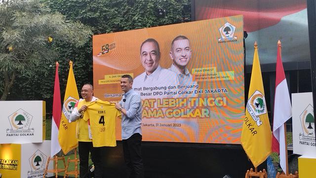 Mantan kader Partai Solidaritas Indonesia (PSI) Rian Ernest resmi bergabung dengan dan dikukuhkan sebagai kader Partai Golkar DKI Jakarta hari ini, Selasa (31/1/2023).