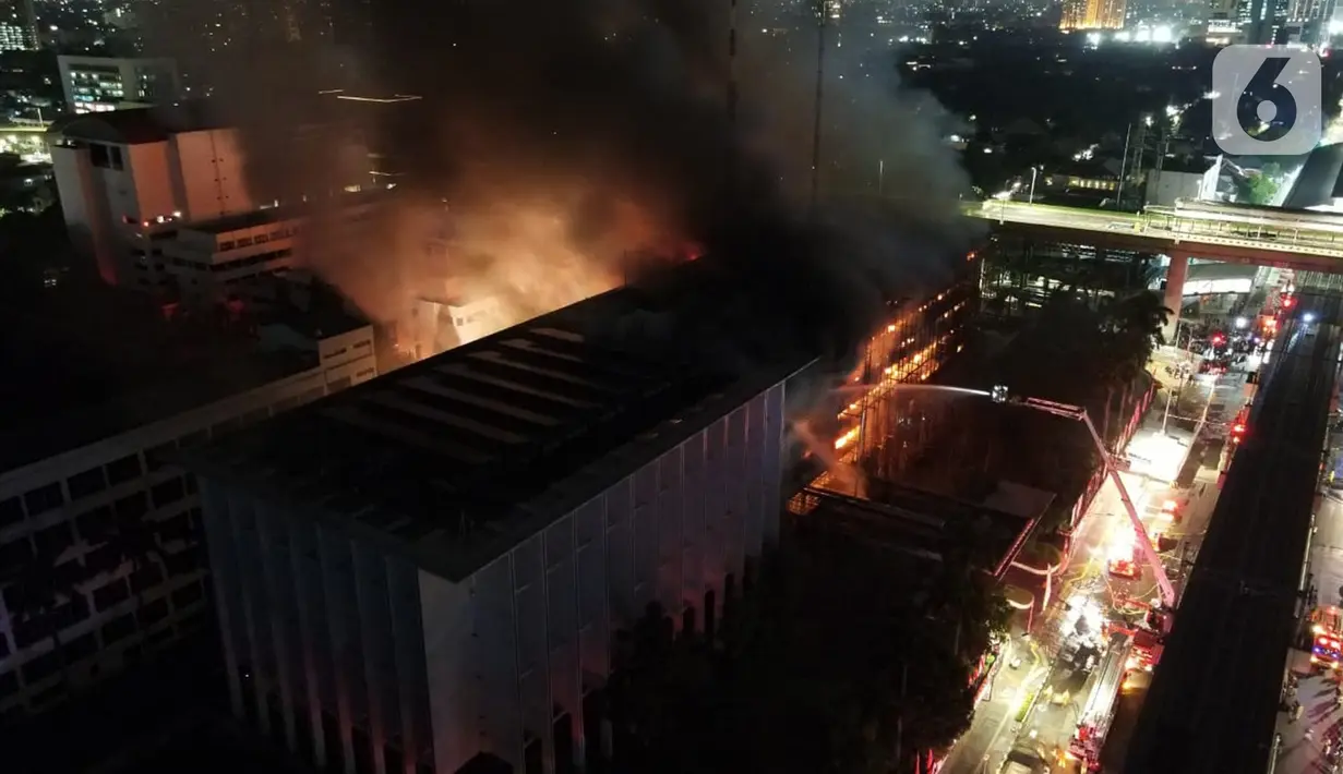 Foto udara memperlihatkan kebakaran yang terjadi di Gedung Kejaksaan Agung Republik Indonesia pada Sabtu (22/8/2020) malam. Sebanyak 38 unit mobil pemadam kebakaran dikerahkan untuk menjinakkan si jago merah Jalan Sultan Hasanuddin Dalam, Kebayoran Baru, Jakarta Selatan tersebut. (Liputan6.com/Herma