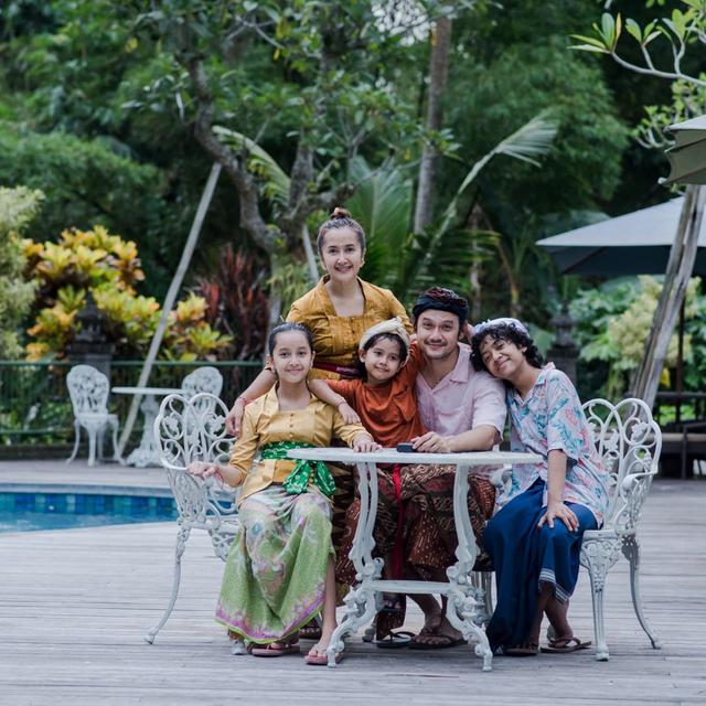 Widi Mulia Hamil Anak ke-4, Ini 7 Pemotretan Keluaga Dwi Sasono yang Selalu Kompak