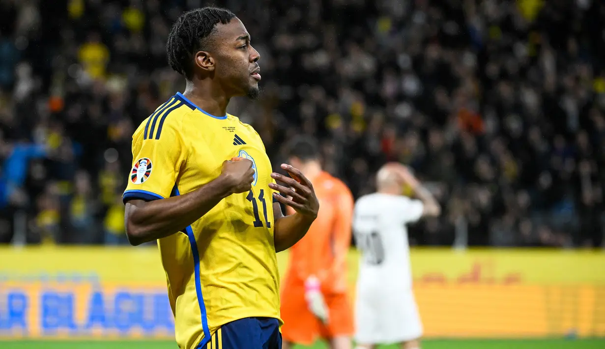 Selebrasi striker Timnas Swedia, Anthony Elanga setelah mencetak gol ketiga timnya ke gawang Azerbaijan pada laga Grup F Kualifikasi Euro 2024 di Friends Arena, Solna, Stockholm (27/3/2023). Dengan tambahan satu gol, Anthony Elanga kini telah mengoleksi dua gol bagi Timnas Swedia dari total 10 caps. (AFP/Fredrik Sandberg)