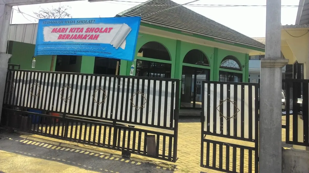 Pembakaran Umbul-Umbul Merah Putih di Pondok Pesantren Ibnu Mas'ud Bogor.
