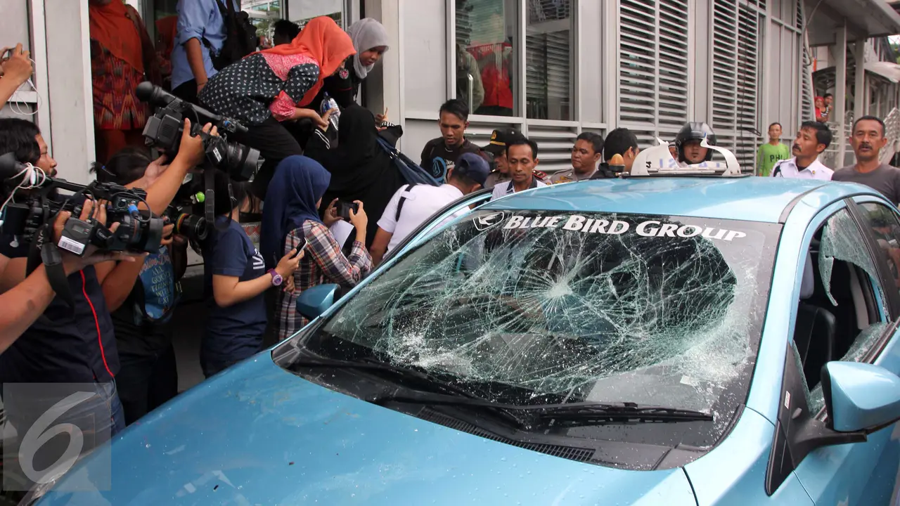 20160322- Pengemudi Ojek Online Sweeping Taksi di Kuningan-Jakarta