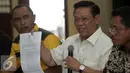 Agung Laksono memperlihatkan dokumen saat melakukan konfrensi pers menanggapi SK Menteri Hukum dan HAM (Menkumham) Yasonna Laoly yang mencabut SK Kepengurusan Golkar hasil Munas Ancol, Jakarta, Kamis (31/12). (Liputan6.com/Yoppy Renato)