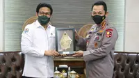 Menteri Desa, Pembangunan Daerah Tertinggal dan Transmigrasi (Mendes PDTT), Abdul Halim Iskandar bertemu dengan Kapolri, Jenderal Listyo Sigit Prabowo di Mabes Polri, Kebayoran Baru, Jakarta Selatan, Selasa (25/5).